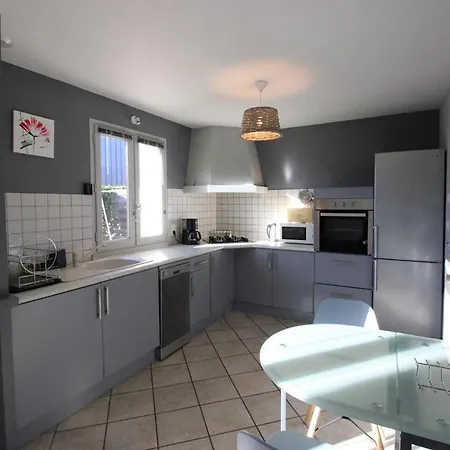 Ferienhaus Gite A Salers: Jardin, Animaux, Wifi, Parking - Fr-1-742-610
